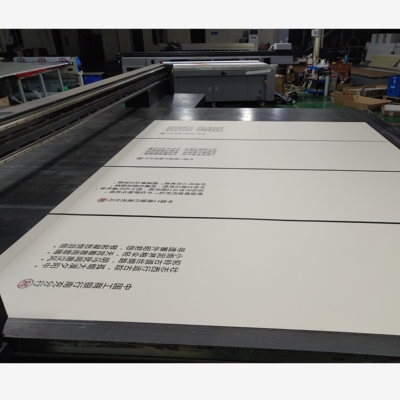 亞克力UV打印與數(shù)字廣告制作 創(chuàng)新工藝賦能視覺呈現(xiàn)